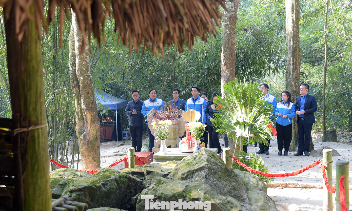 Anh Nguyễn Ngọc Lương cùng các thành viên trong đoàn dâng hương tại Lán Nà Nưa - Khu di tích lịch sử Quốc gia đặc biệt Tân Trào. (Lán Nà Nưa là nơi Bác Hồ ở và làm việc từ cuối tháng 5 đến ngày 22/8/1945). Ảnh: Xuân Tùng Anh Nguyễn Ngọc Lương cùng các thành viên trong đoàn dâng hương tại Lán Nà Nưa - Khu di tích lịch sử Quốc gia đặc biệt Tân Trào. (Lán Nà Nưa là nơi Bác Hồ ở và làm việc từ cuối tháng 5 đến ngày 22/8/1945). Ảnh: Xuân Tùng