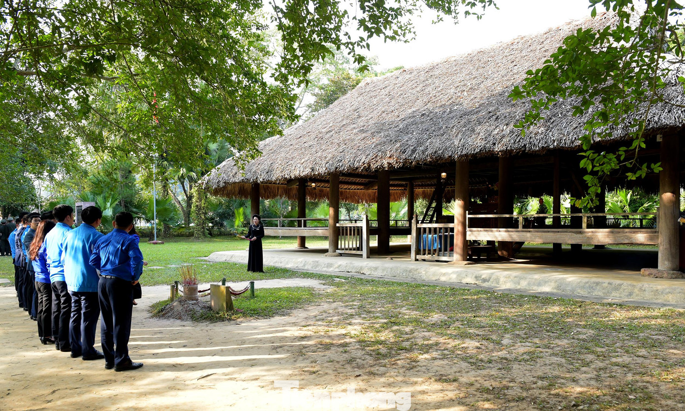 Đoàn dâng hương tại Đình Tân Trào. Ảnh: Xuân Tùng Đoàn dâng hương tại Đình Tân Trào. Ảnh: Xuân Tùng