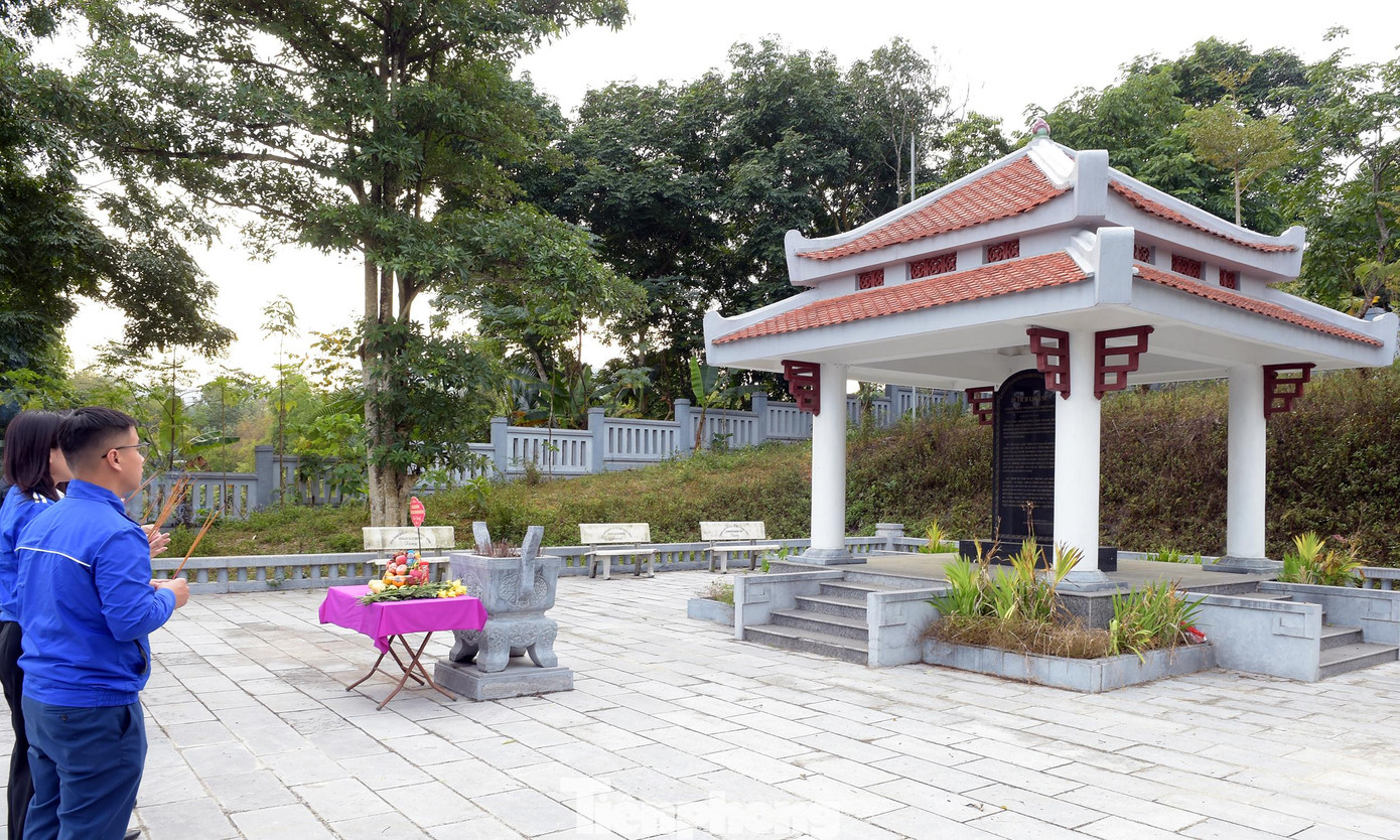 Đoàn đã dâng hương ở khu di tích cơ quan T.Ư Đoàn và khu di tích Đảng bộ Khối Các cơ quan T.Ư. Ảnh: Xuân Tùng Đoàn đã dâng hương ở khu di tích cơ quan T.Ư Đoàn và khu di tích Đảng bộ Khối Các cơ quan T.Ư. Ảnh: Xuân Tùng