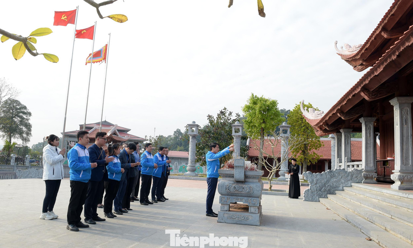 Đoàn dâng hương tại Khu tưởng niệm các vị tiền bối cách mạng ở Tân Trào. Ảnh: Xuân Tùng Đoàn dâng hương tại Khu tưởng niệm các vị tiền bối cách mạng ở Tân Trào. Ảnh: Xuân Tùng