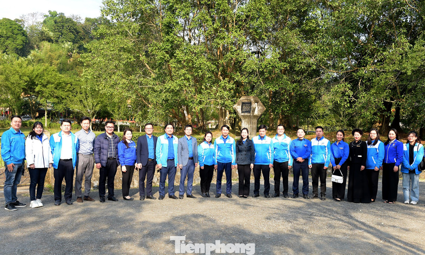 Đoàn thăm và chụp ảnh lưu niệm bên cây đa Tân Trào. Ảnh: Xuân Tùng Đoàn thăm và chụp ảnh lưu niệm bên cây đa Tân Trào. Ảnh: Xuân Tùng