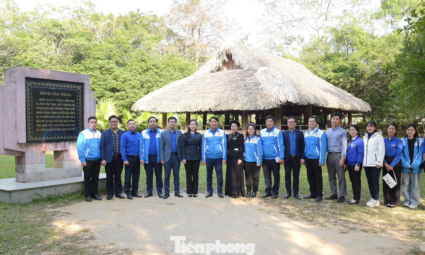 Đoàn dâng hương tại Đình Tân Trào. Ảnh: Xuân Tùng Đoàn dâng hương tại Đình Tân Trào. Ảnh: Xuân Tùng