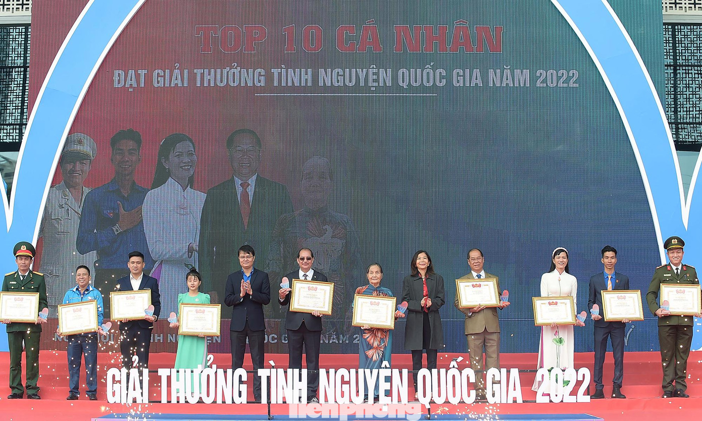 Anh Bùi Quang Huy và bà Pauline Tamesis trao Giải thưởng Tình nguyện Quốc gia năm 2022 cho các cá nhân xuất sắc. Ảnh: Xuân Tùng Anh Bùi Quang Huy và bà Pauline Tamesis trao Giải thưởng Tình nguyện Quốc gia năm 2022 cho các cá nhân xuất sắc. Ảnh: Xuân Tùng