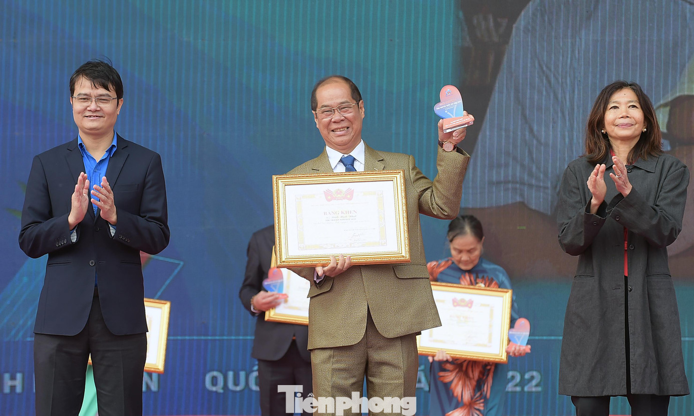 Các cá nhân đạt Giải thưởng nhận khen thưởng tại chương trình. Trong đó, có bà Nguyễn Thị Thanh Loan dành 20 năm dạy võ, dạy học cho trẻ khuyết tật; ông Đinh Minh Nhật cưu mang nhiều trẻ bị bỏ rơi. Ảnh: Xuân Tùng Các cá nhân đạt Giải thưởng nhận khen thưởng tại chương trình. Trong đó, có bà Nguyễn Thị Thanh Loan dành 20 năm dạy võ, dạy học cho trẻ khuyết tật; ông Đinh Minh Nhật cưu mang nhiều trẻ bị bỏ rơi. Ảnh: Xuân Tùng