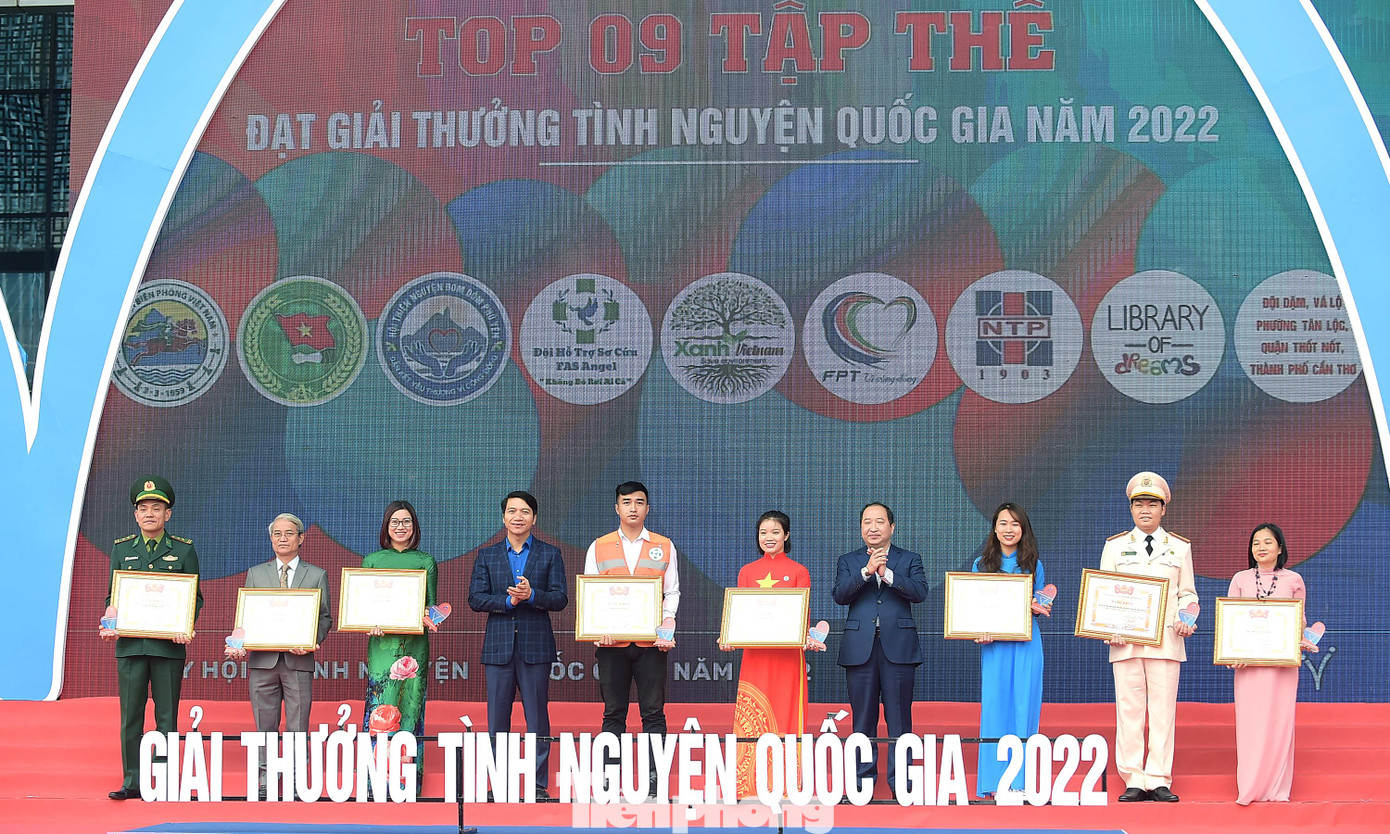 Anh Nguyễn Ngọc Lương và ông Vy Tư Liệu trao Giải thưởng Tình nguyện Quốc gia năm 2022 cho các tập thể. Ảnh: Xuân Tùng Anh Nguyễn Ngọc Lương và ông Vy Tư Liệu trao Giải thưởng Tình nguyện Quốc gia năm 2022 cho các tập thể. Ảnh: Xuân Tùng