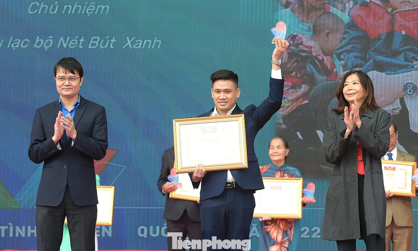 Các cá nhân đạt Giải thưởng nhận khen thưởng tại chương trình. Trong đó, có bà Nguyễn Thị Thanh Loan dành 20 năm dạy võ, dạy học cho trẻ khuyết tật; ông Đinh Minh Nhật cưu mang nhiều trẻ bị bỏ rơi. Ảnh: Xuân Tùng Các cá nhân đạt Giải thưởng nhận khen thưởng tại chương trình. Trong đó, có bà Nguyễn Thị Thanh Loan dành 20 năm dạy võ, dạy học cho trẻ khuyết tật; ông Đinh Minh Nhật cưu mang nhiều trẻ bị bỏ rơi. Ảnh: Xuân Tùng