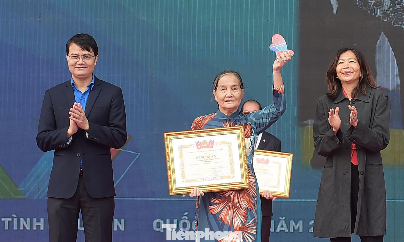 Các cá nhân đạt Giải thưởng nhận khen thưởng tại chương trình. Trong đó, có bà Nguyễn Thị Thanh Loan dành 20 năm dạy võ, dạy học cho trẻ khuyết tật; ông Đinh Minh Nhật cưu mang nhiều trẻ bị bỏ rơi. Ảnh: Xuân Tùng Các cá nhân đạt Giải thưởng nhận khen thưởng tại chương trình. Trong đó, có bà Nguyễn Thị Thanh Loan dành 20 năm dạy võ, dạy học cho trẻ khuyết tật; ông Đinh Minh Nhật cưu mang nhiều trẻ bị bỏ rơi. Ảnh: Xuân Tùng