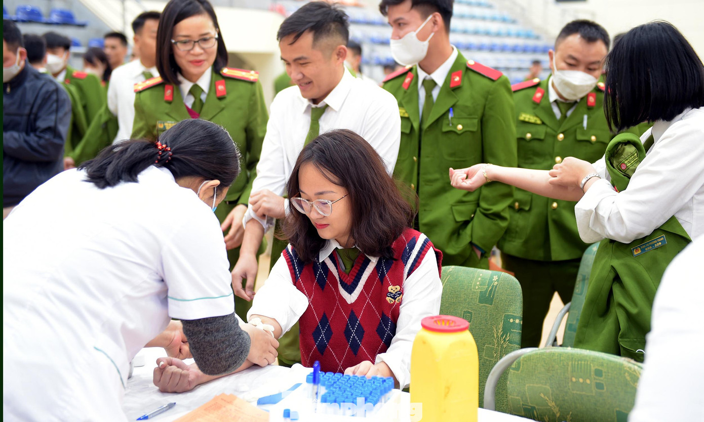 Ngày 19/12, tại Học viện Cảnh sát Nhân dân, chương trình Chủ nhật Đỏ lần thứ XV năm 2023 với thông điệp &quot;Hiến máu cứu người - Sinh mệnh của bạn và tôi&quot; thu hút đông đảo cán bộ, học viên tham gia. Trong đó, có nhiều nữ học viên cảnh sát - những &quot;bông hồng xanh&quot;, đang học tại các khoa hình sự, điều tra, ma túy... từng nhiều lần tham gia hiến máu tiếp tục chìa cánh tay thực hiện nghĩa cao đẹp. Ảnh: Xuân Tùng