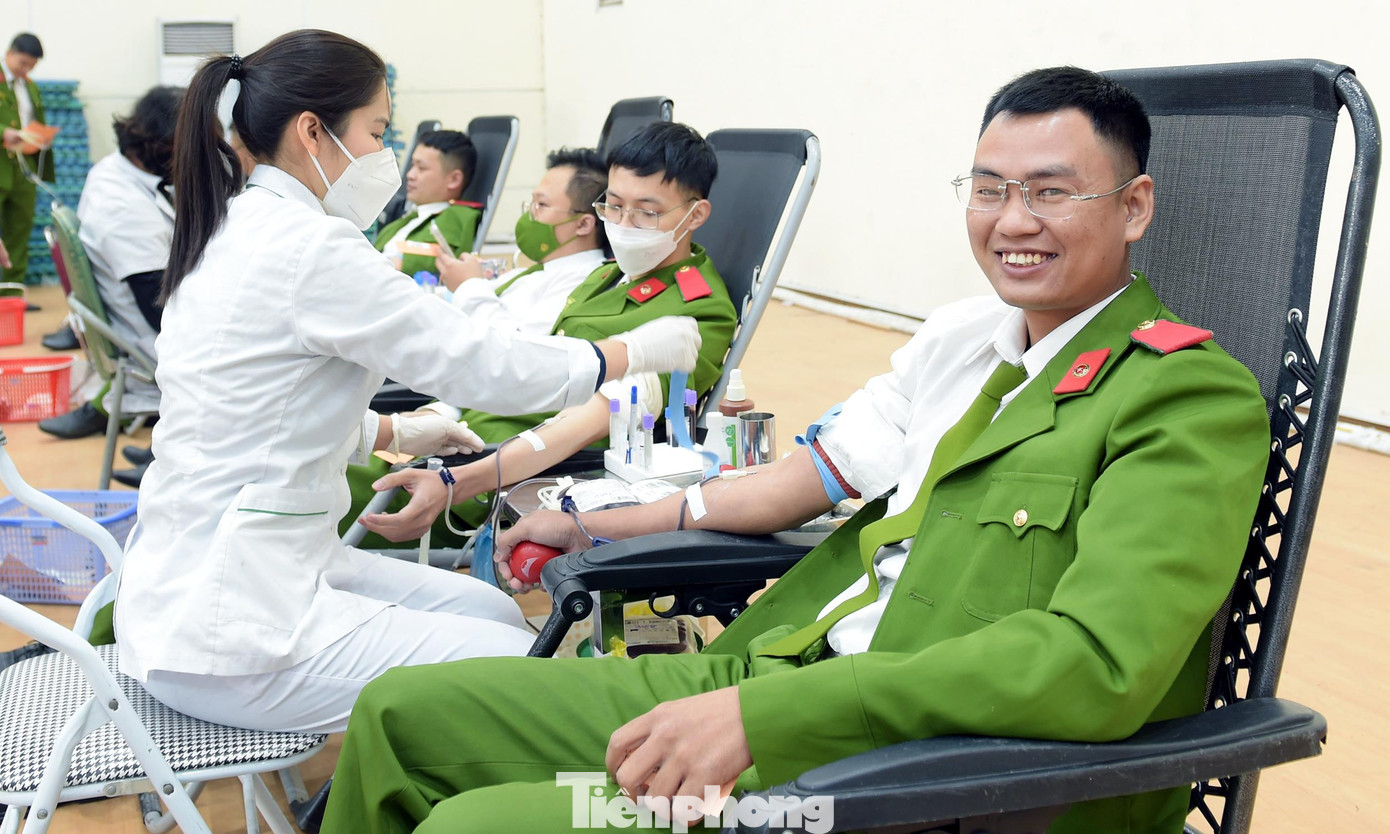 Học viên Trần Quang Đạo hiến máu trong chương trình sáng 19/12. Ảnh: Xuân Tùng Học viên Trần Quang Đạo hiến máu trong chương trình sáng 19/12. Ảnh: Xuân Tùng