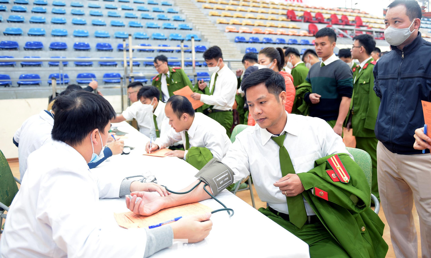 Các nhân viên y tế khám kiểm tra sức khỏe, xét nghiệm máu nhanh của người tham gia chương trình. Ảnh: Xuân Tùng Các nhân viên y tế khám kiểm tra sức khỏe, xét nghiệm máu nhanh của người tham gia chương trình. Ảnh: Xuân Tùng