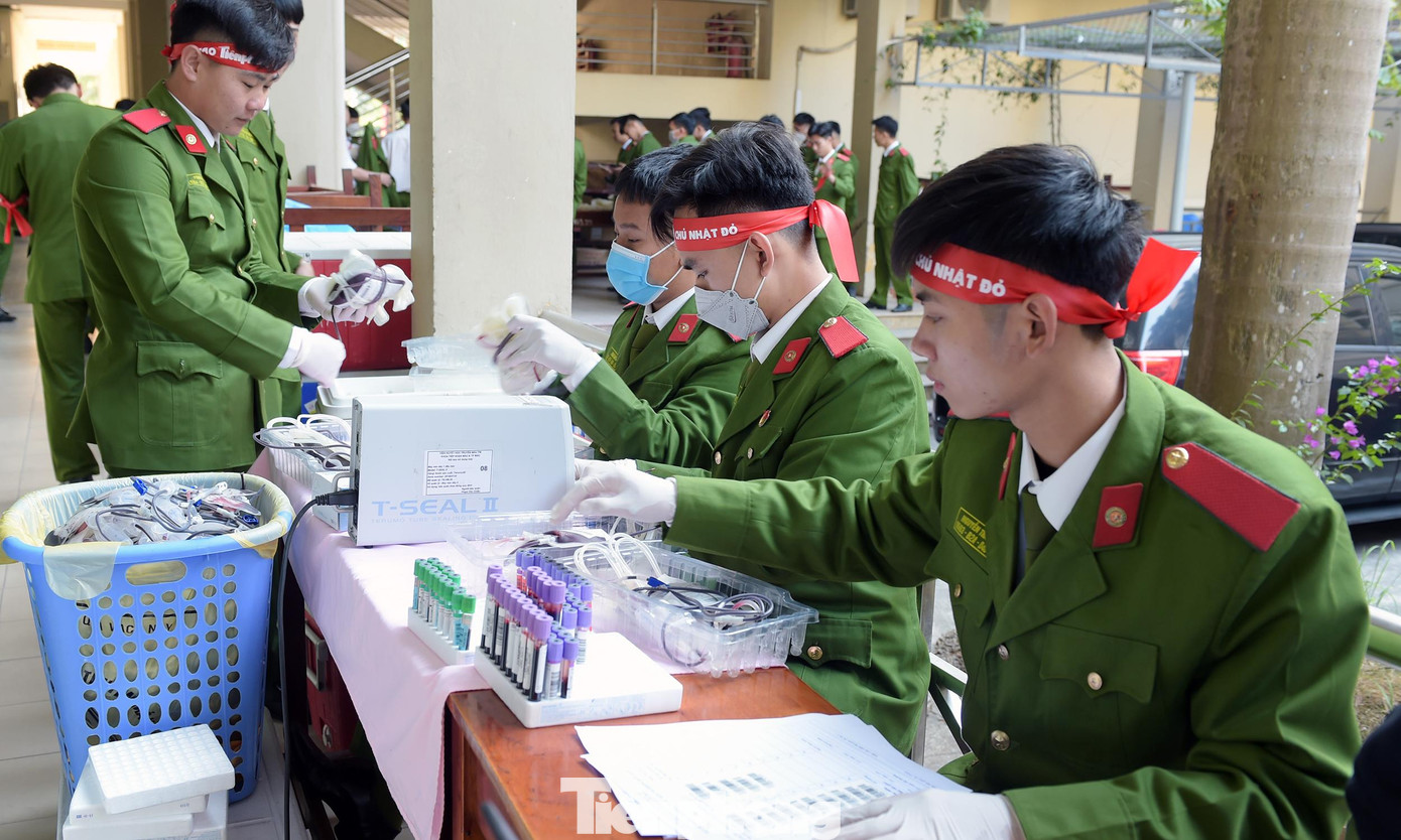 Lãnh đạo Học viện động viên cán bộ, học viên tham gia chương trình. Ảnh: Xuân Tùng Lãnh đạo Học viện động viên cán bộ, học viên tham gia chương trình. Ảnh: Xuân Tùng