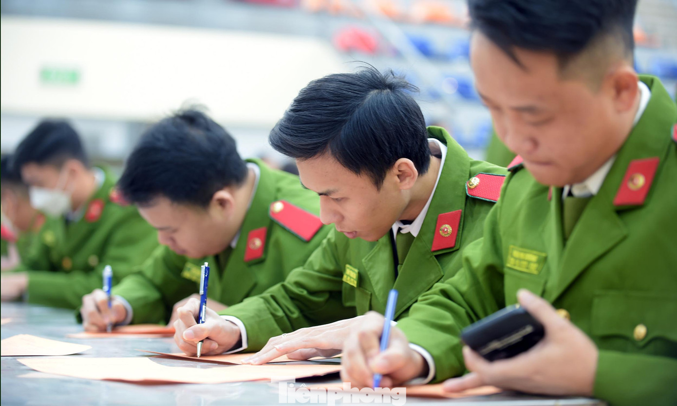 Các cán bộ, học viên khai thông tin đăng ký hiến máu tại chương trình. Ảnh: Xuân Tùng Các cán bộ, học viên khai thông tin đăng ký hiến máu tại chương trình. Ảnh: Xuân Tùng