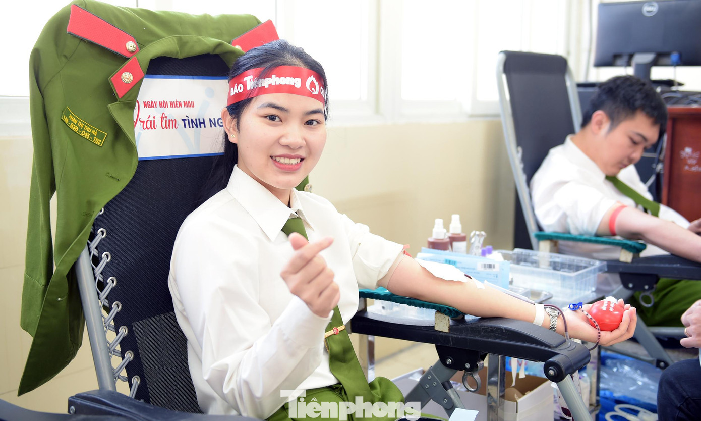 Nữ học viên Phan Thị Thu Hà với niềm vui lần thứ 3 hiến máu để có thể cứu giúp những người bệnh cần máu điều trị, cấp cứu. Ảnh: Xuân Tùng