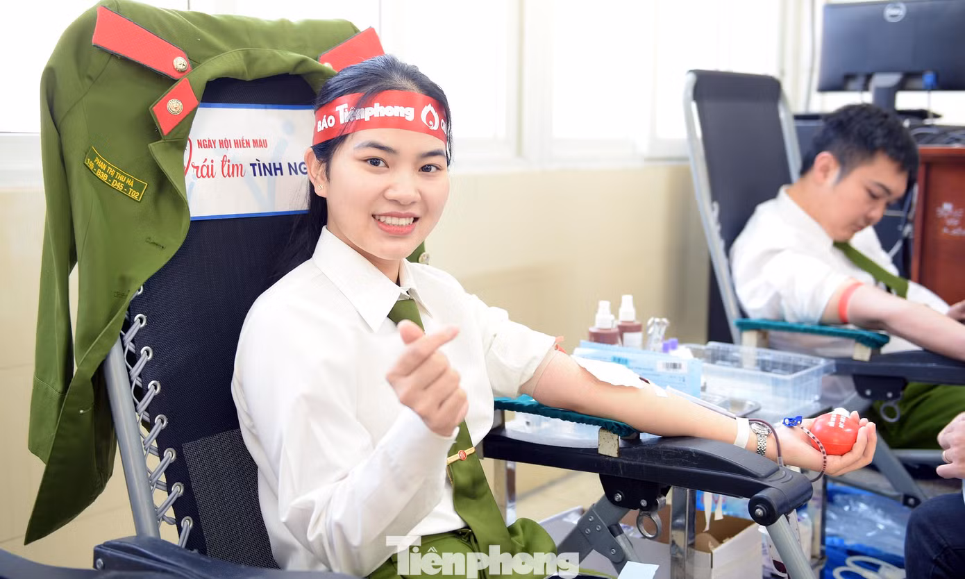 Nữ học viên Phan Thị Thu Hà với niềm vui lần thứ 3 hiến máu để có thể cứu giúp những người bệnh cần máu điều trị, cấp cứu. Ảnh: Xuân Tùng