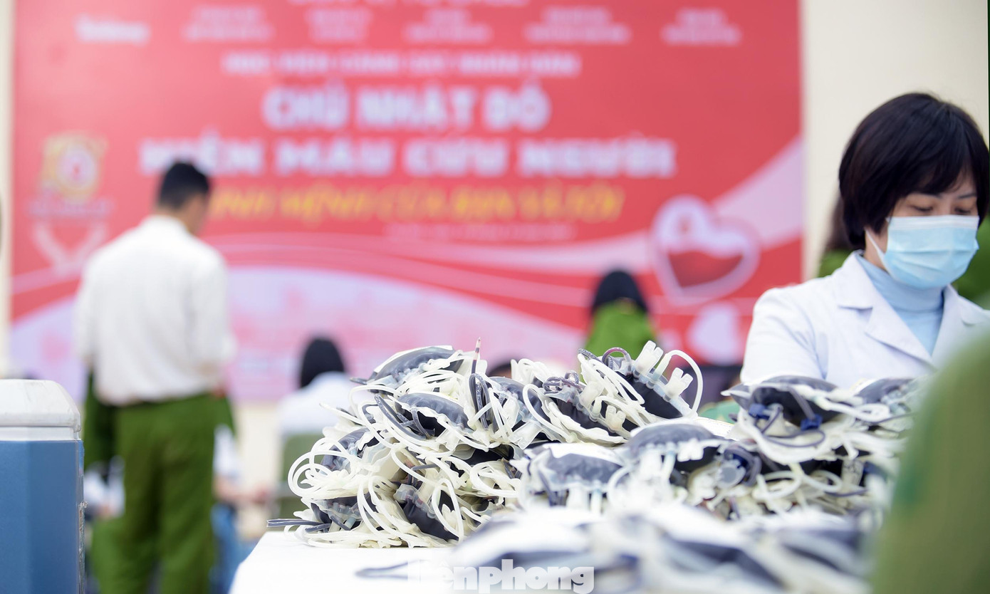 Chương trình hiến máu ngày 19/12 đã tiếp nhận được 888 đơn vị máu. Ảnh: Xuân Tùng Chương trình hiến máu ngày 19/12 đã tiếp nhận được 888 đơn vị máu. Ảnh: Xuân Tùng