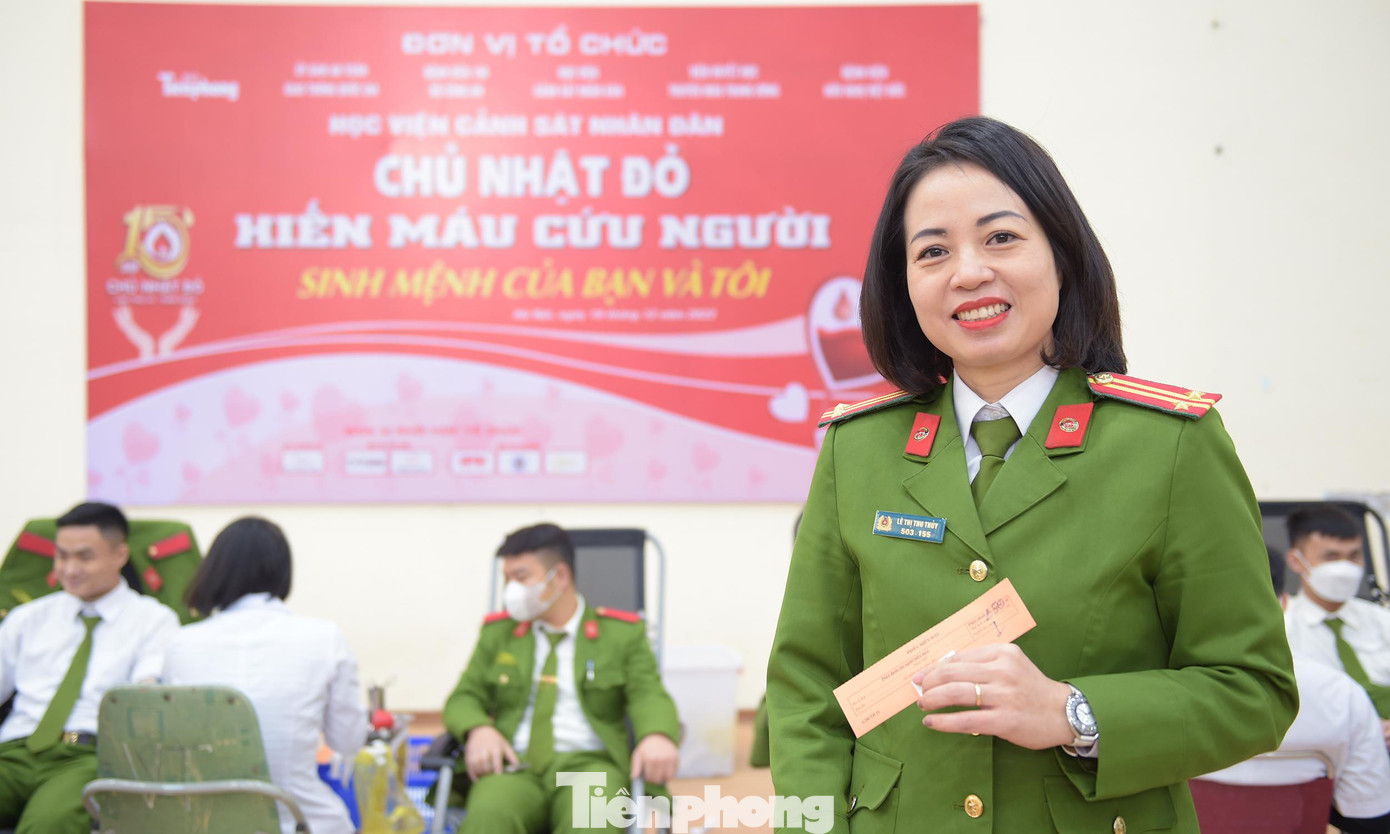 Chị Nguyễn Thị Hà Thương (ảnh trên cùng) cùng các đồng nghiệp khoa Ngoại ngữ hiến máu tại chương trình sáng 19/12. Ảnh: Xuân Tùng Chị Nguyễn Thị Hà Thương (ảnh trên cùng) cùng các đồng nghiệp khoa Ngoại ngữ hiến máu tại chương trình sáng 19/12. Ảnh: Xuân Tùng