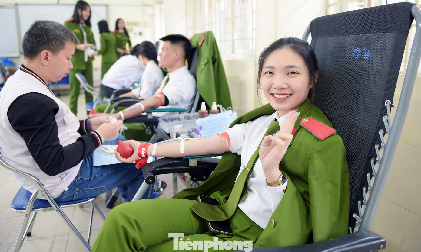 Nữ học viên Cù Thị Mỹ Kim lần thứ 4 hiến máu, trong đó có 2 lần hiến máu trong chương trình Chủ nhật Đỏ. Kim ấn tượng với không khí sôi động và tinh thần tình nguyện vì cộng đồng của những người tham gia hiến máu trong chương trình; sự chuyên nghiệp và tận tình của đội ngũ y tế phục vụ tại chương trình. &quot;Hôm nay thời tiết lạnh hơn, nhưng không vì thế mà giảm đi tinh thần của mọi người tham gia chương trình&quot;, Kim nói. Ảnh: Xuân Tùng