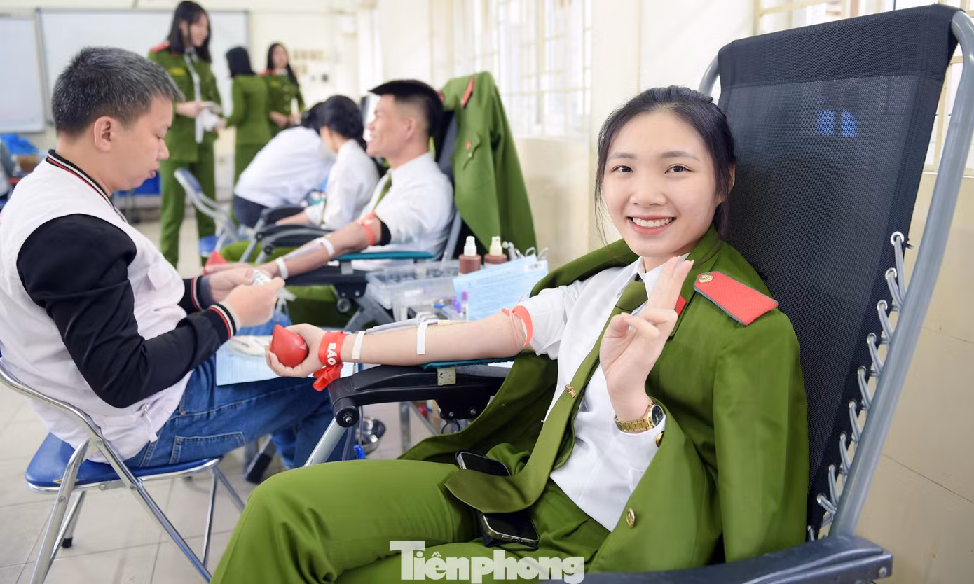 Nữ học viên Cù Thị Mỹ Kim lần thứ 4 hiến máu, trong đó có 2 lần hiến máu trong chương trình Chủ nhật Đỏ. Kim ấn tượng với không khí sôi động và tinh thần tình nguyện vì cộng đồng của những người tham gia hiến máu trong chương trình; sự chuyên nghiệp và tận tình của đội ngũ y tế phục vụ tại chương trình. "Hôm nay thời tiết lạnh hơn, nhưng không vì thế mà giảm đi tinh thần của mọi người tham gia chương trình", Kim nói. Ảnh: Xuân Tùng