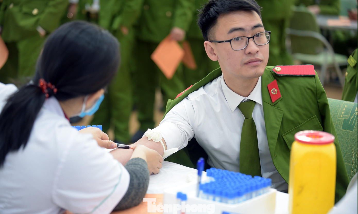 Các nhân viên y tế khám kiểm tra sức khỏe, xét nghiệm máu nhanh của người tham gia chương trình. Ảnh: Xuân Tùng Các nhân viên y tế khám kiểm tra sức khỏe, xét nghiệm máu nhanh của người tham gia chương trình. Ảnh: Xuân Tùng