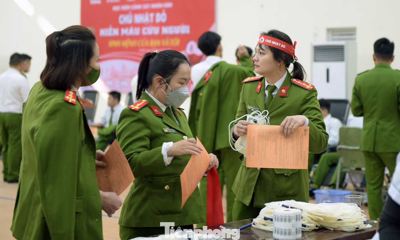 Ngày 19/12, tại Học viện Cảnh sát Nhân dân, chương trình Chủ nhật Đỏ lần thứ XV năm 2023 với thông điệp &quot;Hiến máu cứu người - Sinh mệnh của bạn và tôi&quot; thu hút đông đảo cán bộ, học viên tham gia. Trong đó, có nhiều nữ học viên cảnh sát - những &quot;bông hồng xanh&quot;, đang học tại các khoa hình sự, điều tra, ma túy... từng nhiều lần tham gia hiến máu tiếp tục chìa cánh tay thực hiện nghĩa cao đẹp. Ảnh: Xuân Tùng