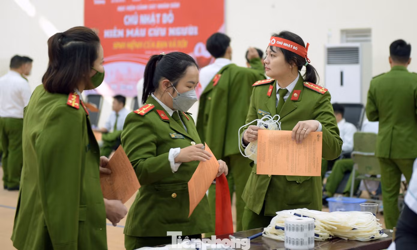 Ngày 19/12, tại Học viện Cảnh sát Nhân dân, chương trình Chủ nhật Đỏ lần thứ XV năm 2023 với thông điệp "Hiến máu cứu người - Sinh mệnh của bạn và tôi" thu hút đông đảo cán bộ, học viên tham gia. Trong đó, có nhiều nữ học viên cảnh sát - những "bông hồng xanh", đang học tại các khoa hình sự, điều tra, ma túy... từng nhiều lần tham gia hiến máu tiếp tục chìa cánh tay thực hiện nghĩa cao đẹp. Ảnh: Xuân Tùng