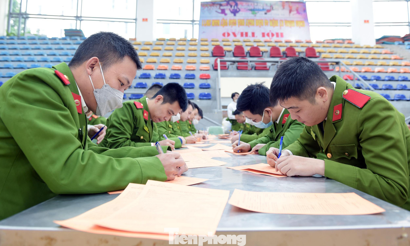 Các cán bộ, học viên khai thông tin đăng ký hiến máu tại chương trình. Ảnh: Xuân Tùng Các cán bộ, học viên khai thông tin đăng ký hiến máu tại chương trình. Ảnh: Xuân Tùng