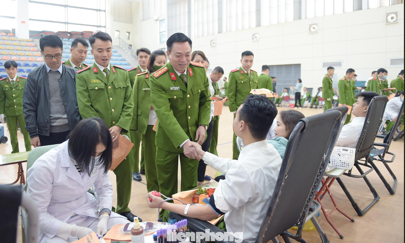 Lãnh đạo Học viện động viên cán bộ, học viên tham gia chương trình. Ảnh: Xuân Tùng Lãnh đạo Học viện động viên cán bộ, học viên tham gia chương trình. Ảnh: Xuân Tùng