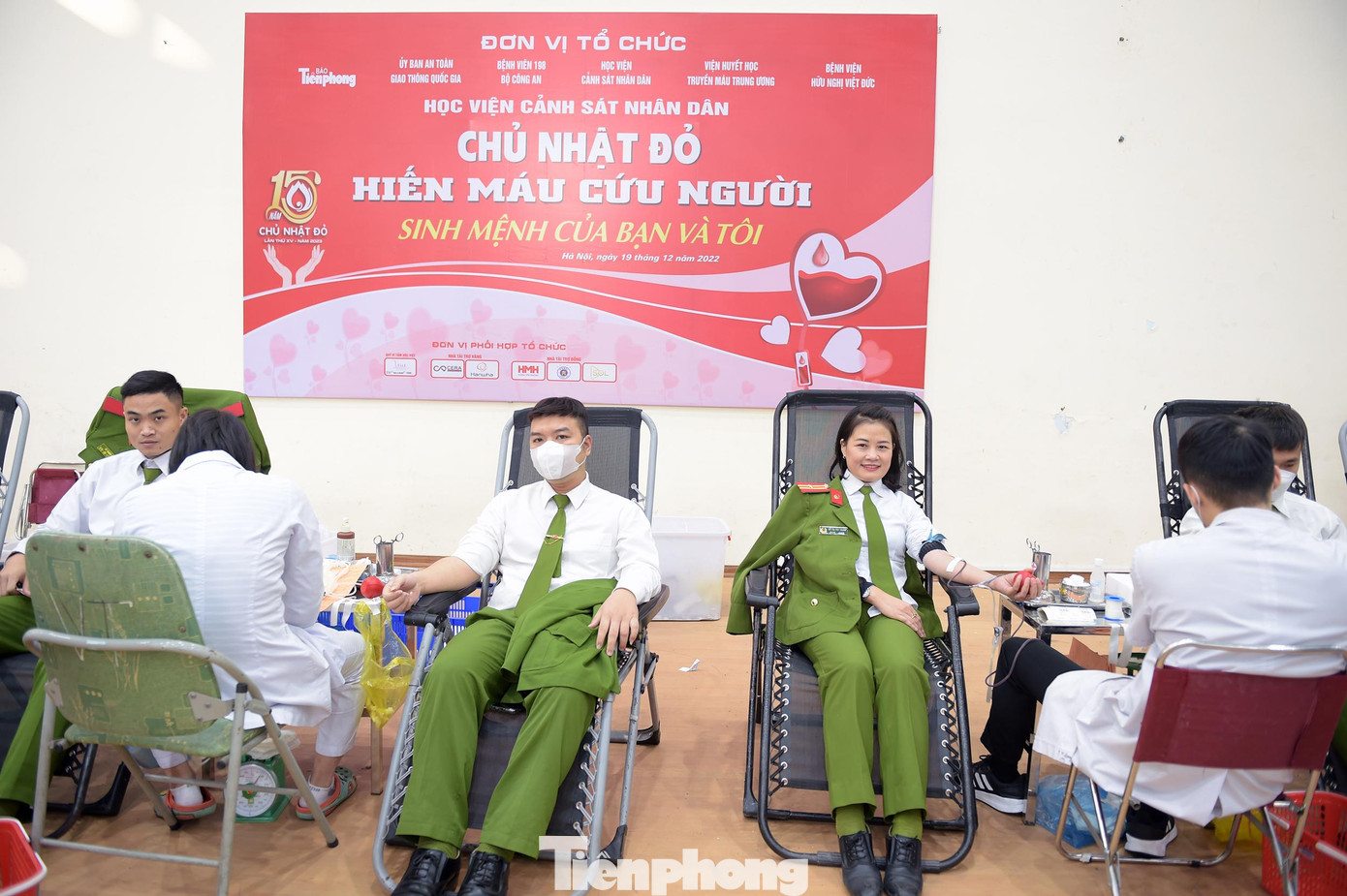 Các cán bộ, học viên tham gia hiến máu Chủ nhật Đỏ lần thứ XV - năm 2023 tại Học viện Cảnh sát Nhân dân ngày 19/12. Ảnh: Xuân Tùng Các cán bộ, học viên tham gia hiến máu Chủ nhật Đỏ lần thứ XV - năm 2023 tại Học viện Cảnh sát Nhân dân ngày 19/12. Ảnh: Xuân Tùng