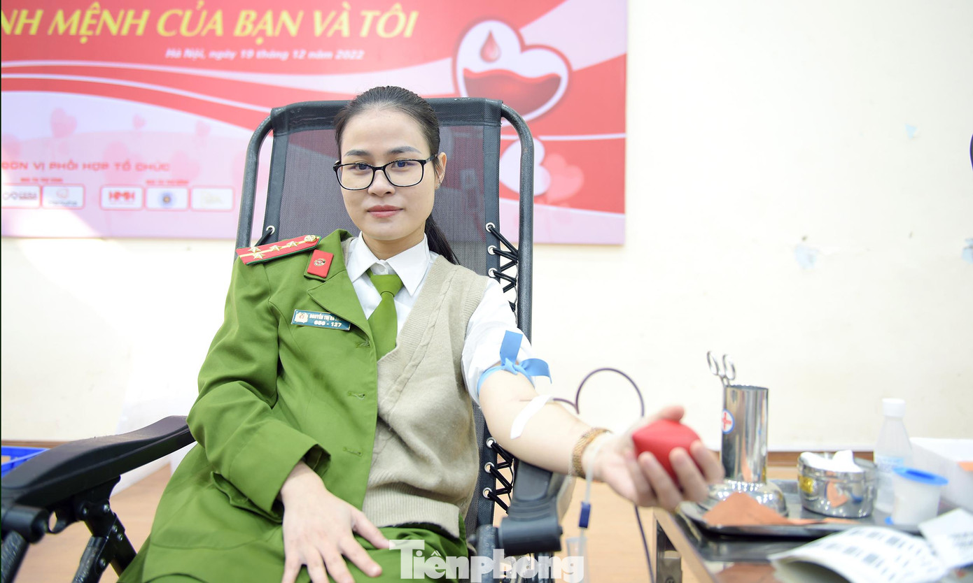 Chị Nguyễn Thị Hà Thương (ảnh trên cùng) cùng các đồng nghiệp khoa Ngoại ngữ hiến máu tại chương trình sáng 19/12. Ảnh: Xuân Tùng Chị Nguyễn Thị Hà Thương (ảnh trên cùng) cùng các đồng nghiệp khoa Ngoại ngữ hiến máu tại chương trình sáng 19/12. Ảnh: Xuân Tùng