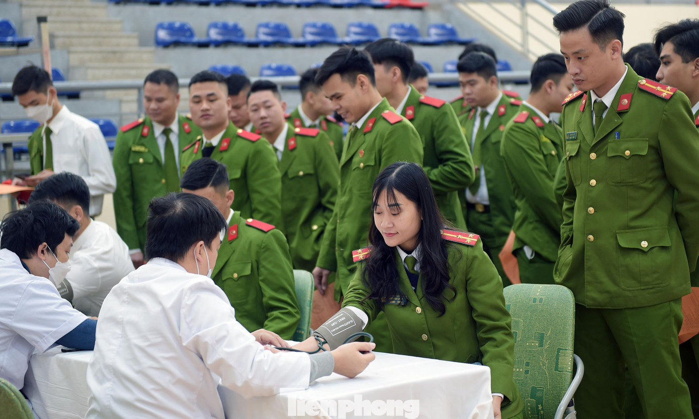 Ngày 19/12, tại Học viện Cảnh sát Nhân dân, chương trình Chủ nhật Đỏ lần thứ XV năm 2023 với thông điệp &quot;Hiến máu cứu người - Sinh mệnh của bạn và tôi&quot; thu hút đông đảo cán bộ, học viên tham gia. Trong đó, có nhiều nữ học viên cảnh sát - những &quot;bông hồng xanh&quot;, đang học tại các khoa hình sự, điều tra, ma túy... từng nhiều lần tham gia hiến máu tiếp tục chìa cánh tay thực hiện nghĩa cao đẹp. Ảnh: Xuân Tùng