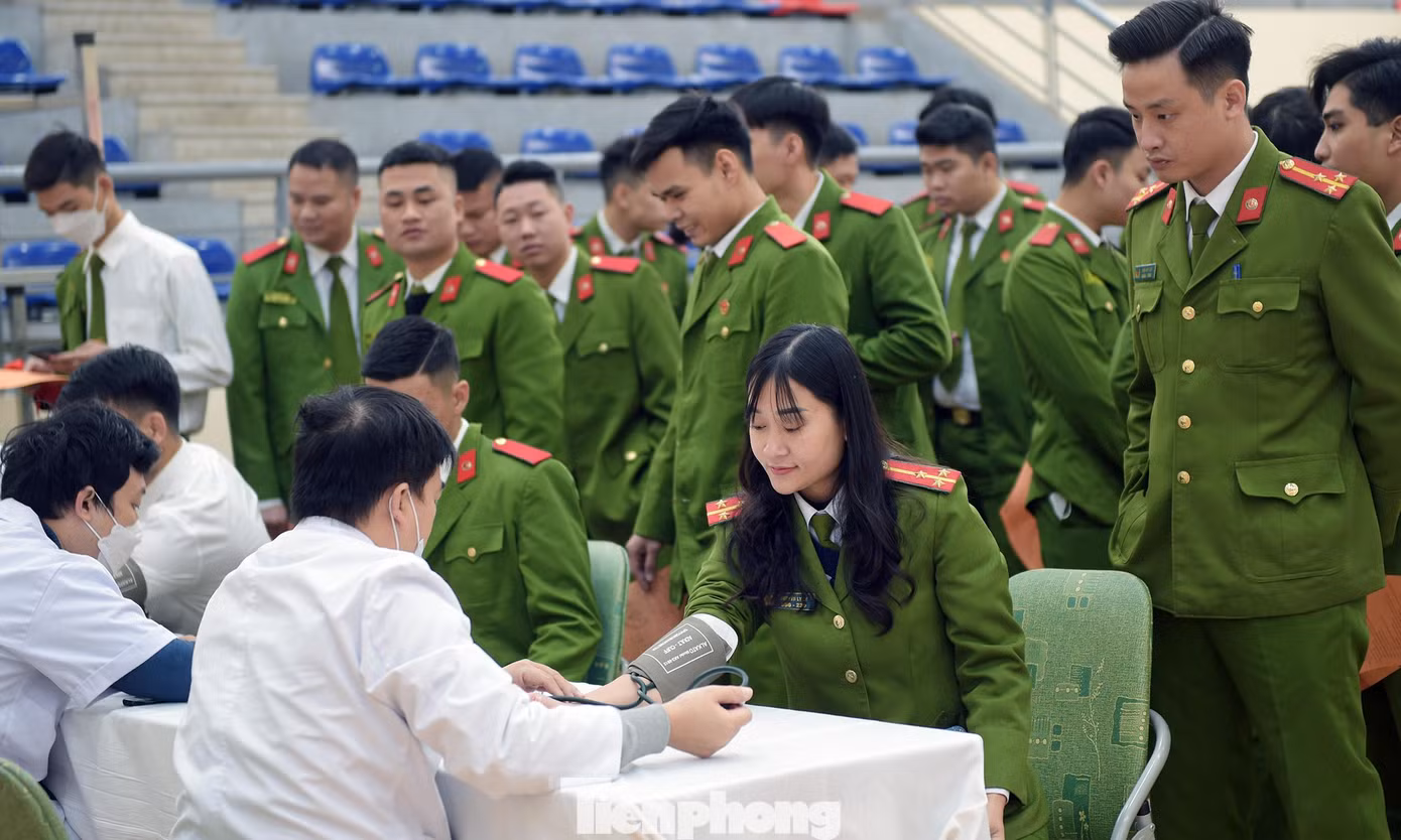 Ngày 19/12, tại Học viện Cảnh sát Nhân dân, chương trình Chủ nhật Đỏ lần thứ XV năm 2023 với thông điệp "Hiến máu cứu người - Sinh mệnh của bạn và tôi" thu hút đông đảo cán bộ, học viên tham gia. Trong đó, có nhiều nữ học viên cảnh sát - những "bông hồng xanh", đang học tại các khoa hình sự, điều tra, ma túy... từng nhiều lần tham gia hiến máu tiếp tục chìa cánh tay thực hiện nghĩa cao đẹp. Ảnh: Xuân Tùng