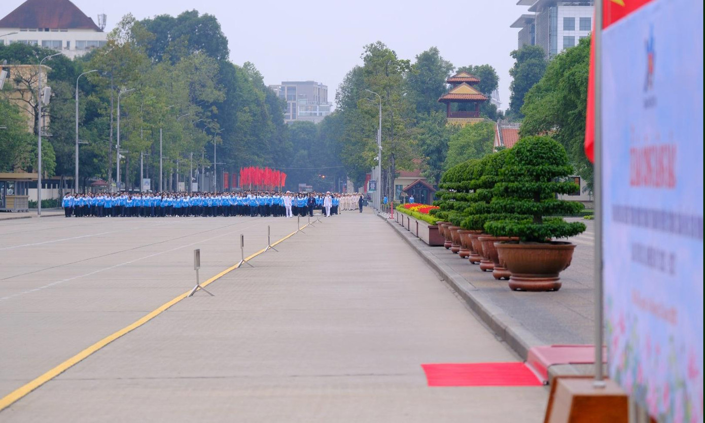 Các đại biểu tề tựu tại Quảng trường Ba Đình lịch sử. Ảnh: Mạnh Thắng Các đại biểu tề tựu tại Quảng trường Ba Đình lịch sử. Ảnh: Mạnh Thắng
