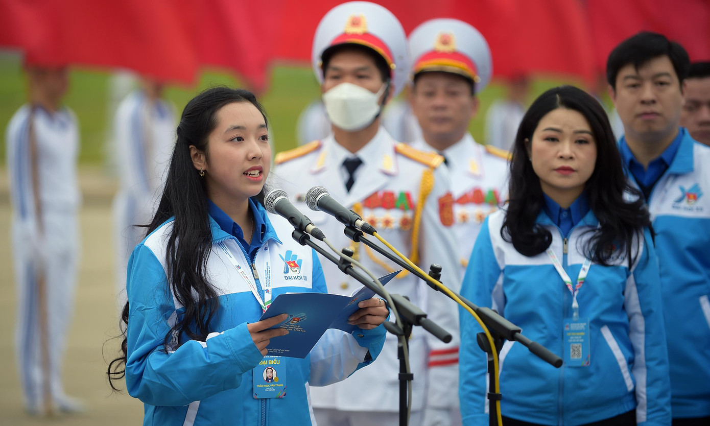 Đại biểu Trần Ngọc Vân Trang làm người dẫn chương trình tại Lễ báo công dâng Bác của đoàn đại biểu Đại hội Đoàn toàn quốc lần thứ XII. Ảnh: Xuân Tùng