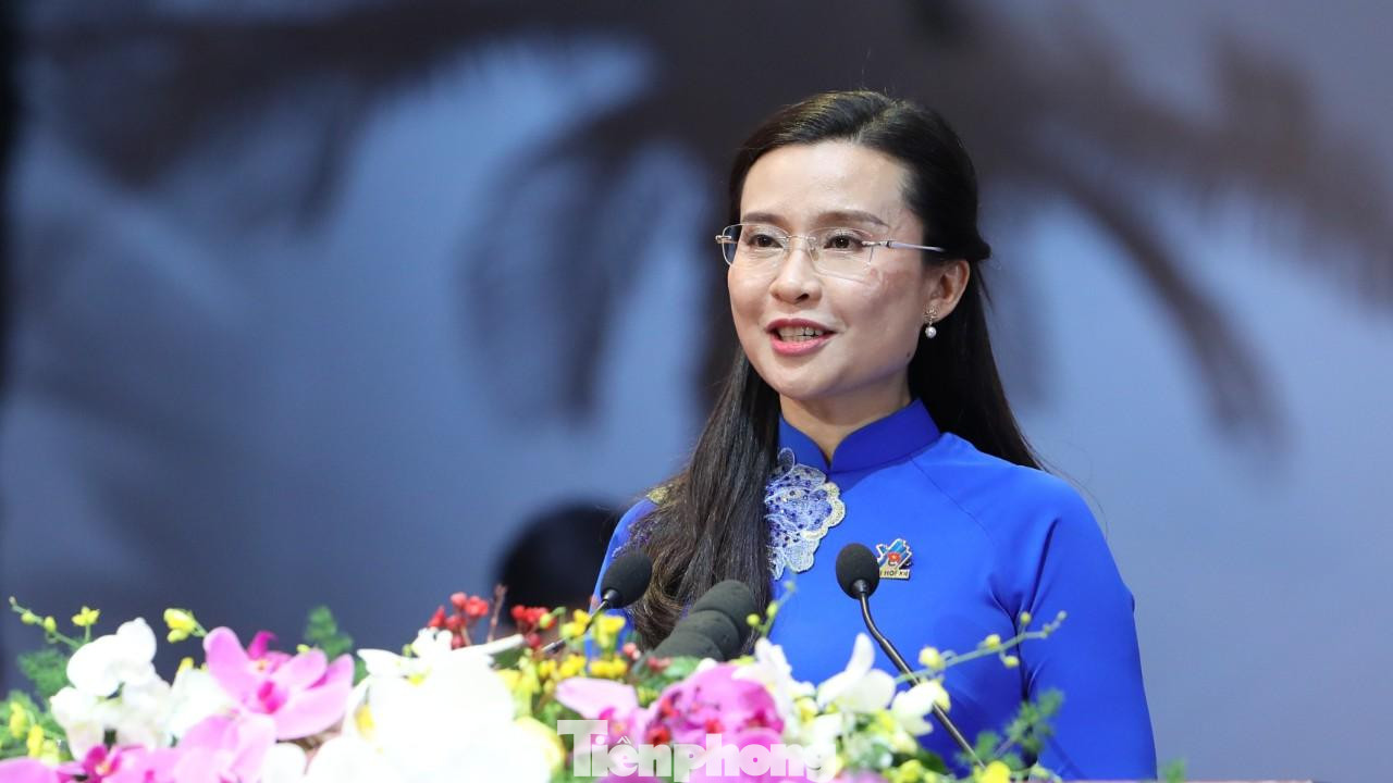 Chị Nguyễn Phạm Duy Trang, Bí thư T.Ư Đoàn, Chủ tịch Hội đồng Đội Trung ương phát biểu đáp từ thiếu nhi.