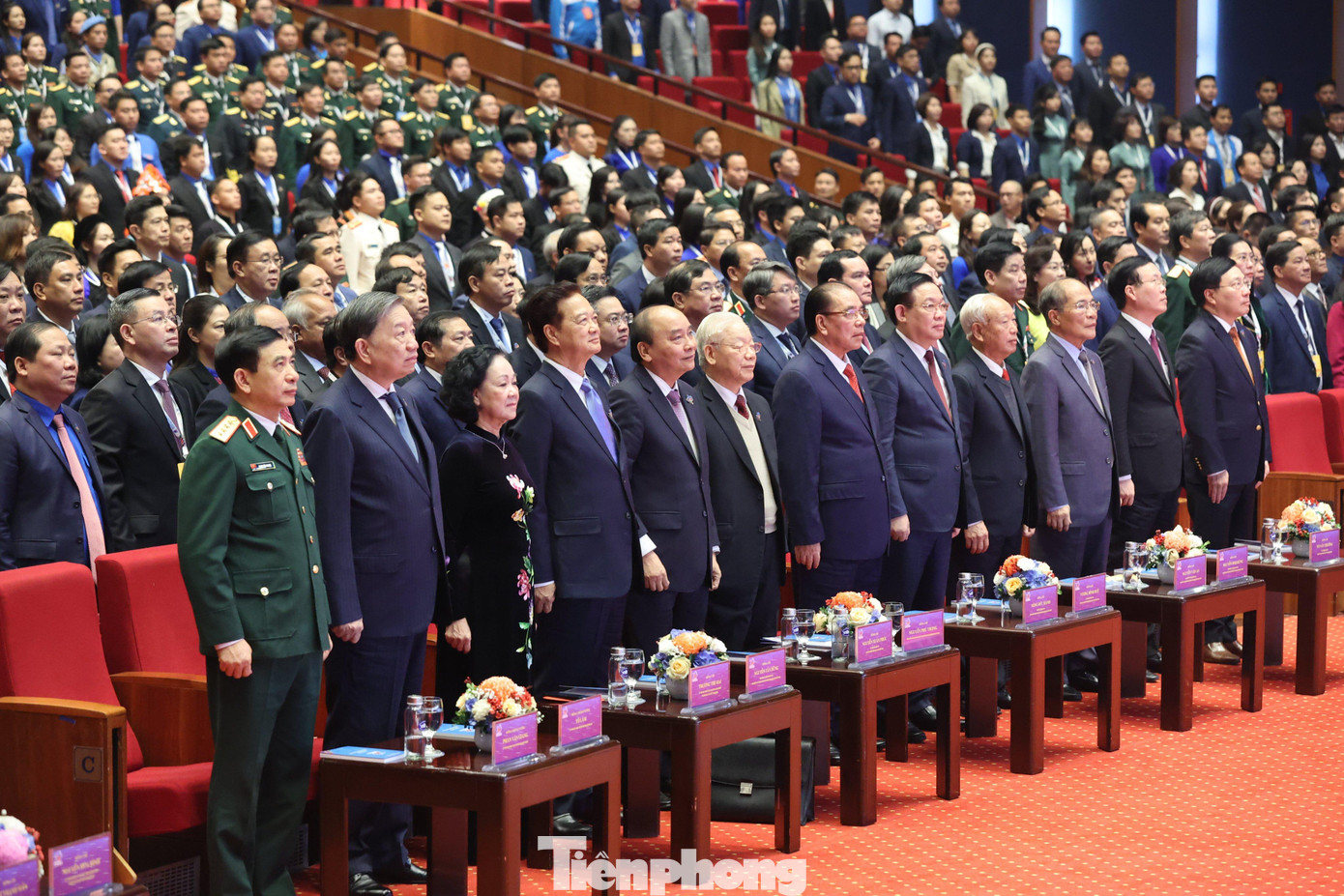 Các đại biểu tham dự phiên trọng thể Đại hội Đoàn toàn quốc lần thứ XII trang nghiêm làm lễ chào cờ.