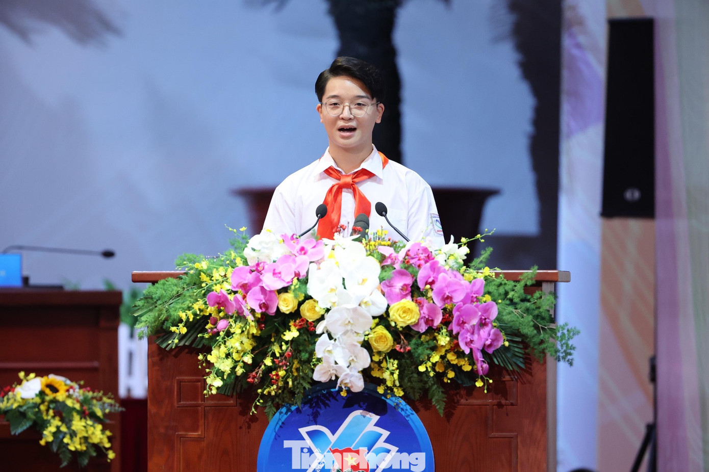 Đại diện thiếu nhi Thủ đô thay mặt thiếu nhi cả nước chúc mừng Đại hội.