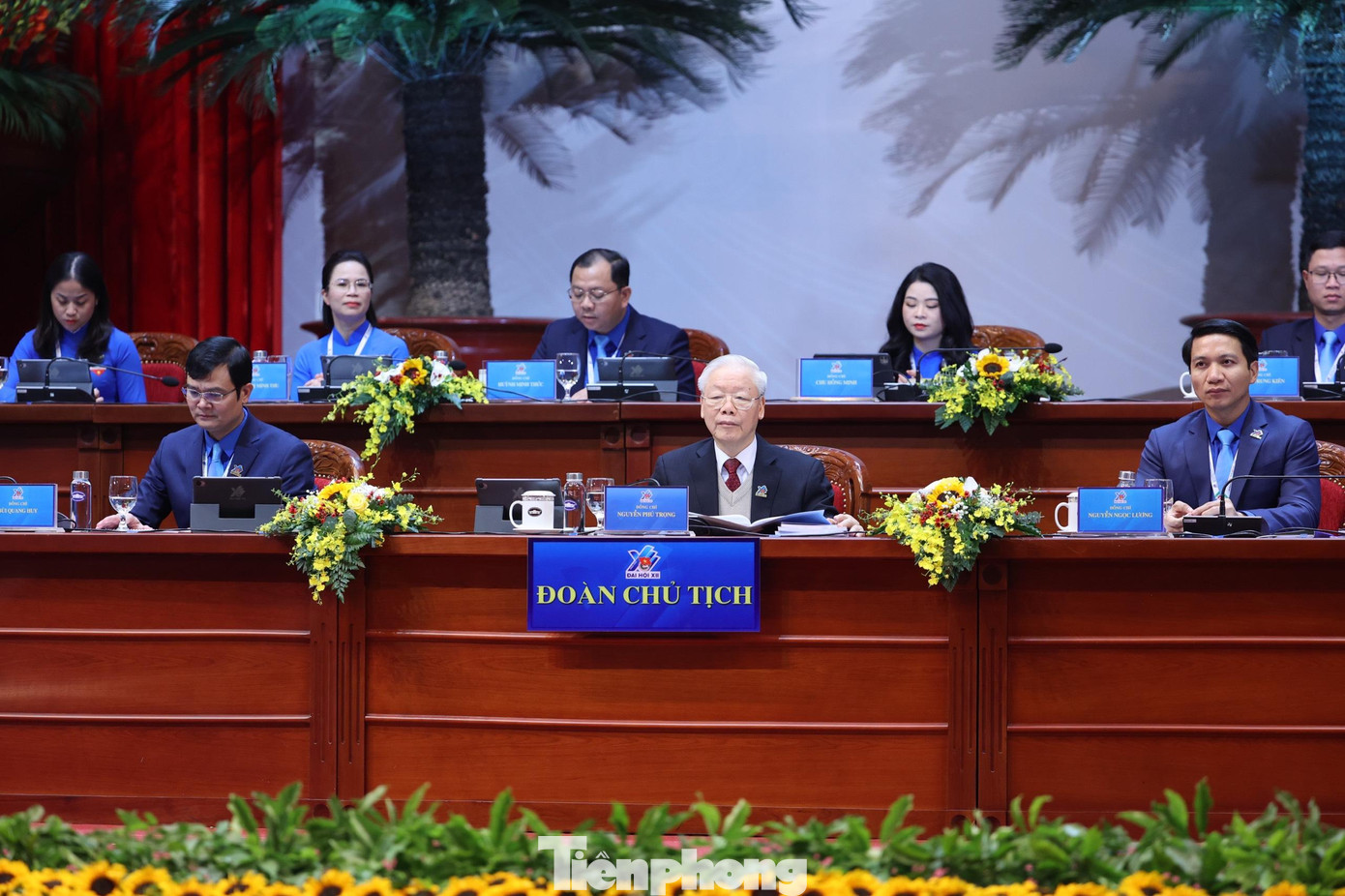 Tham gia Đoàn Chủ tịch Đại hội Đoàn TNCS Hồ Chí Minh lần thứ XII điều hành phiên trọng thể có: Tổng Bí thư Nguyễn Phú Trọng; Chủ tịch nước Nguyễn Xuân Phúc; Chủ tịch Quốc hội Vương Đình Huệ.