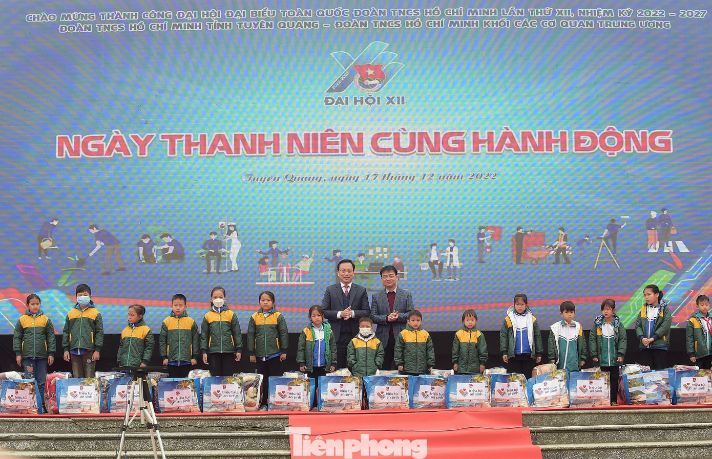 Ông Lại Xuân Lâm và ông Nguyễn Hưng Vượng tặng quà các em học sinh có hoàn cảnh khó khăn. Ảnh: Xuân Tùng