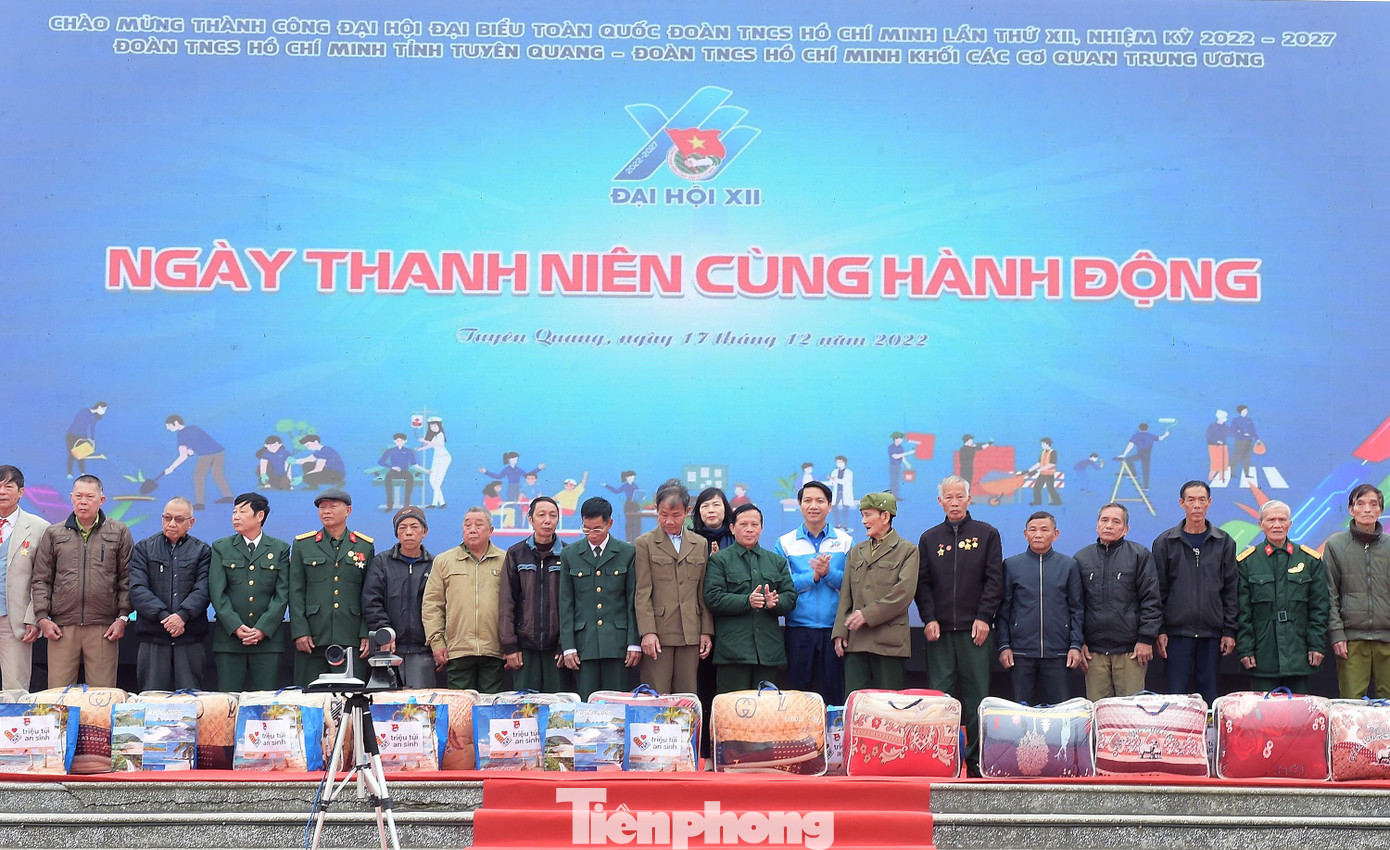 Anh Nguyễn Ngọc Lương và bà Phạm Thị Minh Xuân trao tặng các phần quà cho các gia đình chính sách. Ảnh: Xuân Tùng