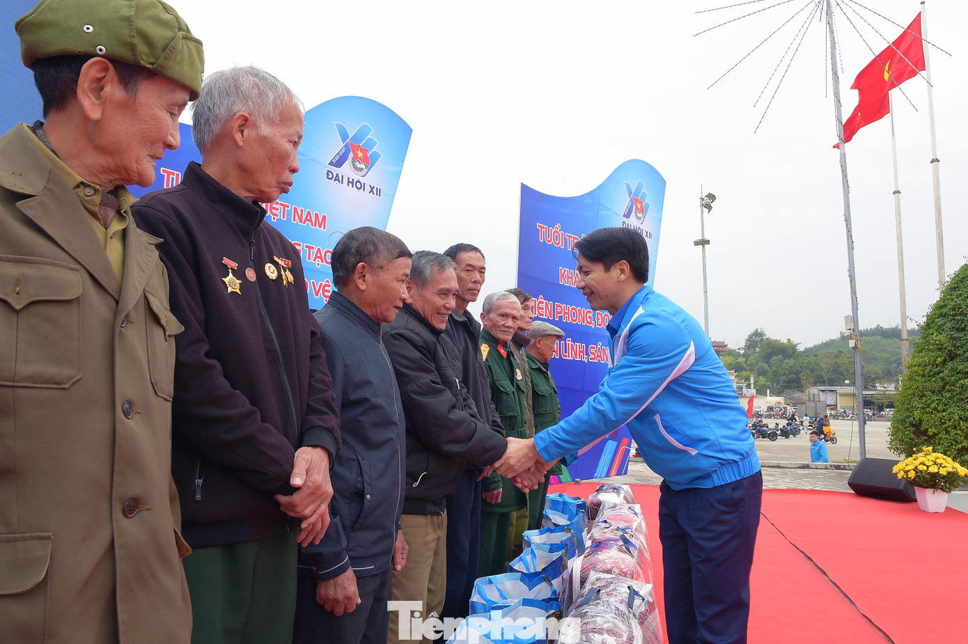 Anh Nguyễn Ngọc Lương tặng quà tới các gia đình chính sách. Ảnh: Xuân Tùng