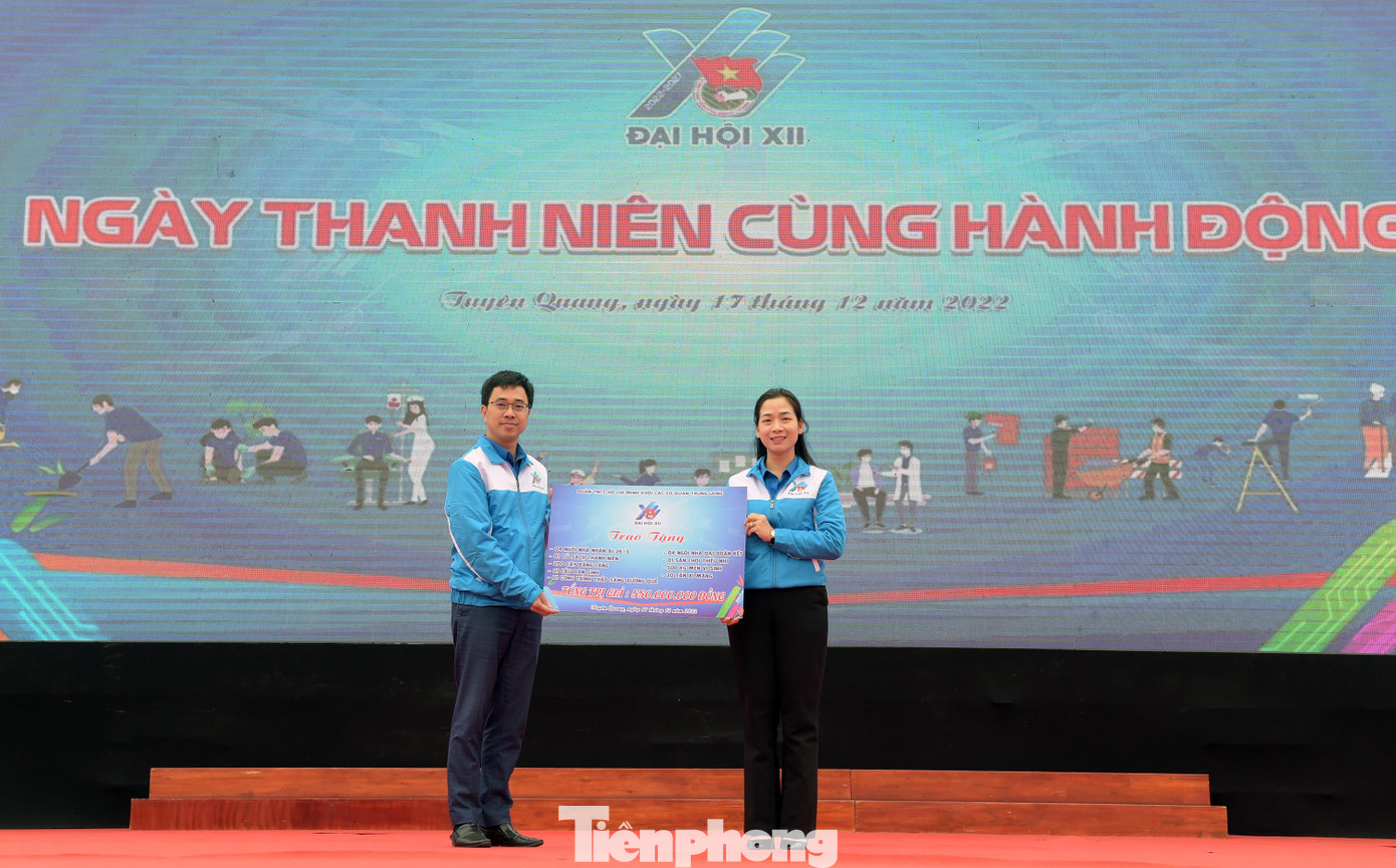 Anh Bùi Hoàng Tùng trao biển tượng trưng các công trình, phần việc tới tuổi trẻ Tuyên Quang. Ảnh: Xuân Tùng