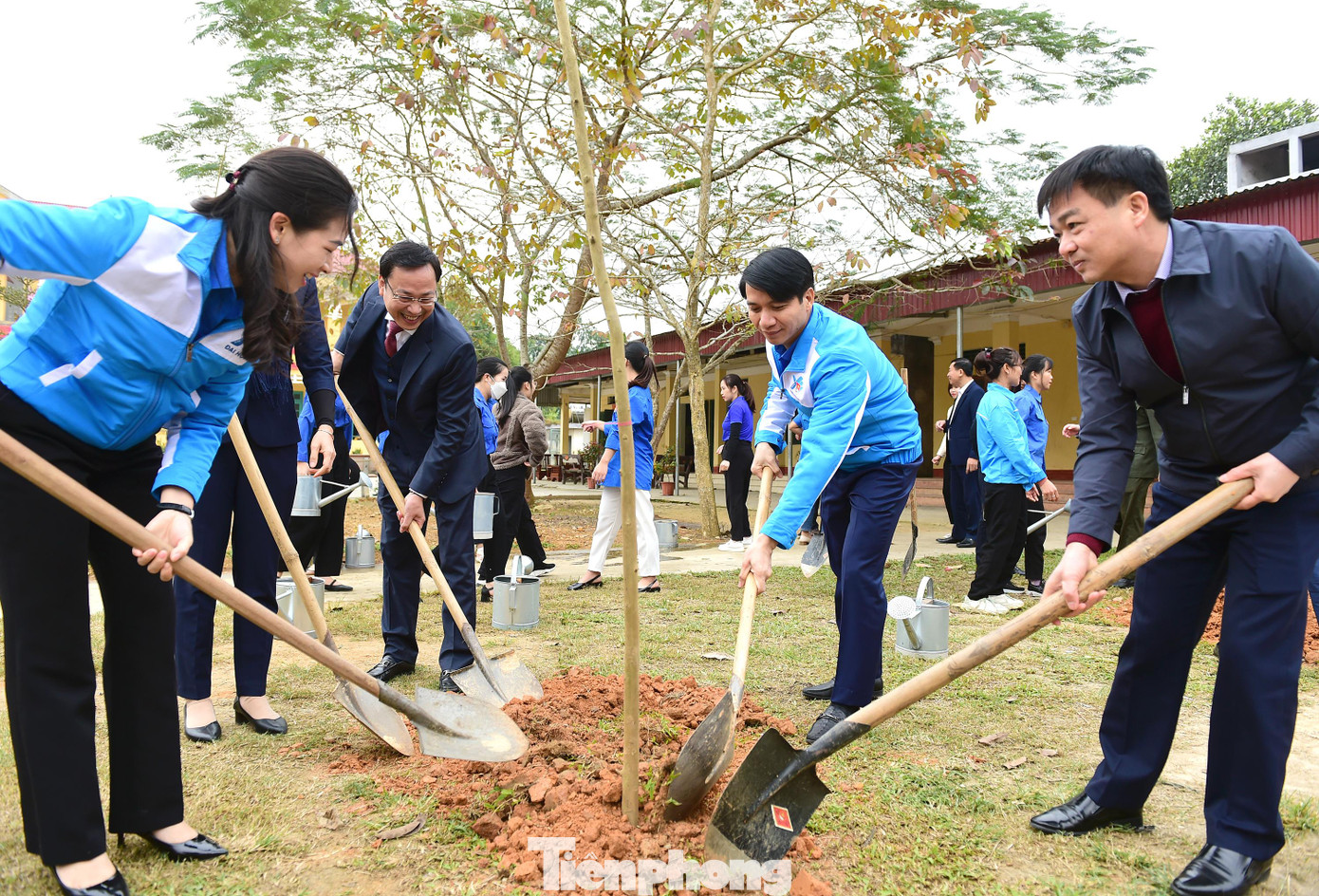 Các đại biểu tham gia trồng cây trong chương trình.