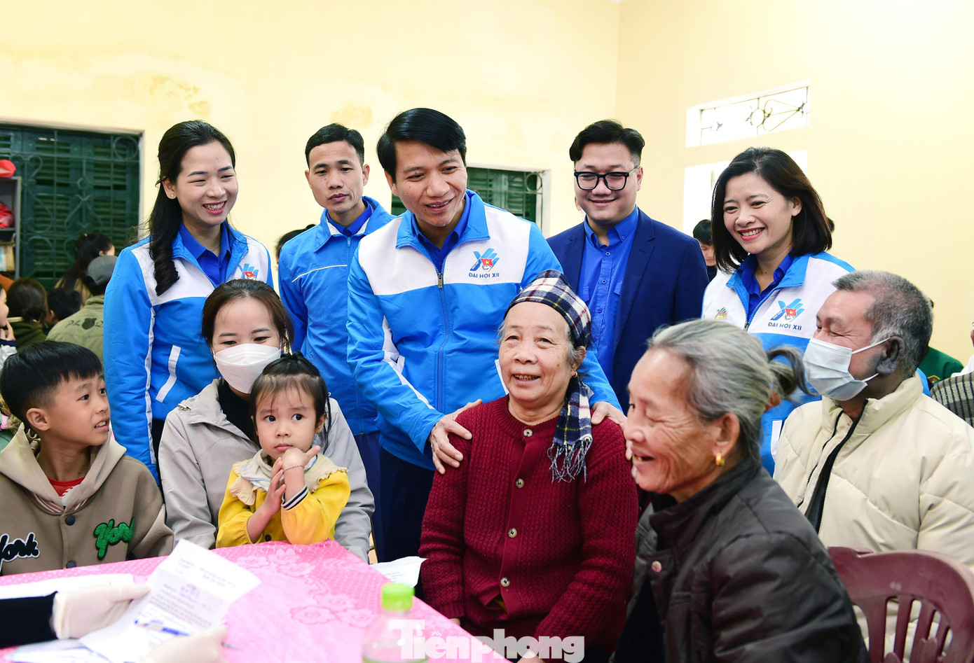 Các đại biểu thăm hỏi, động viên người dân tại điểm khám chữa bệnh và phát thuốc miễn phí.