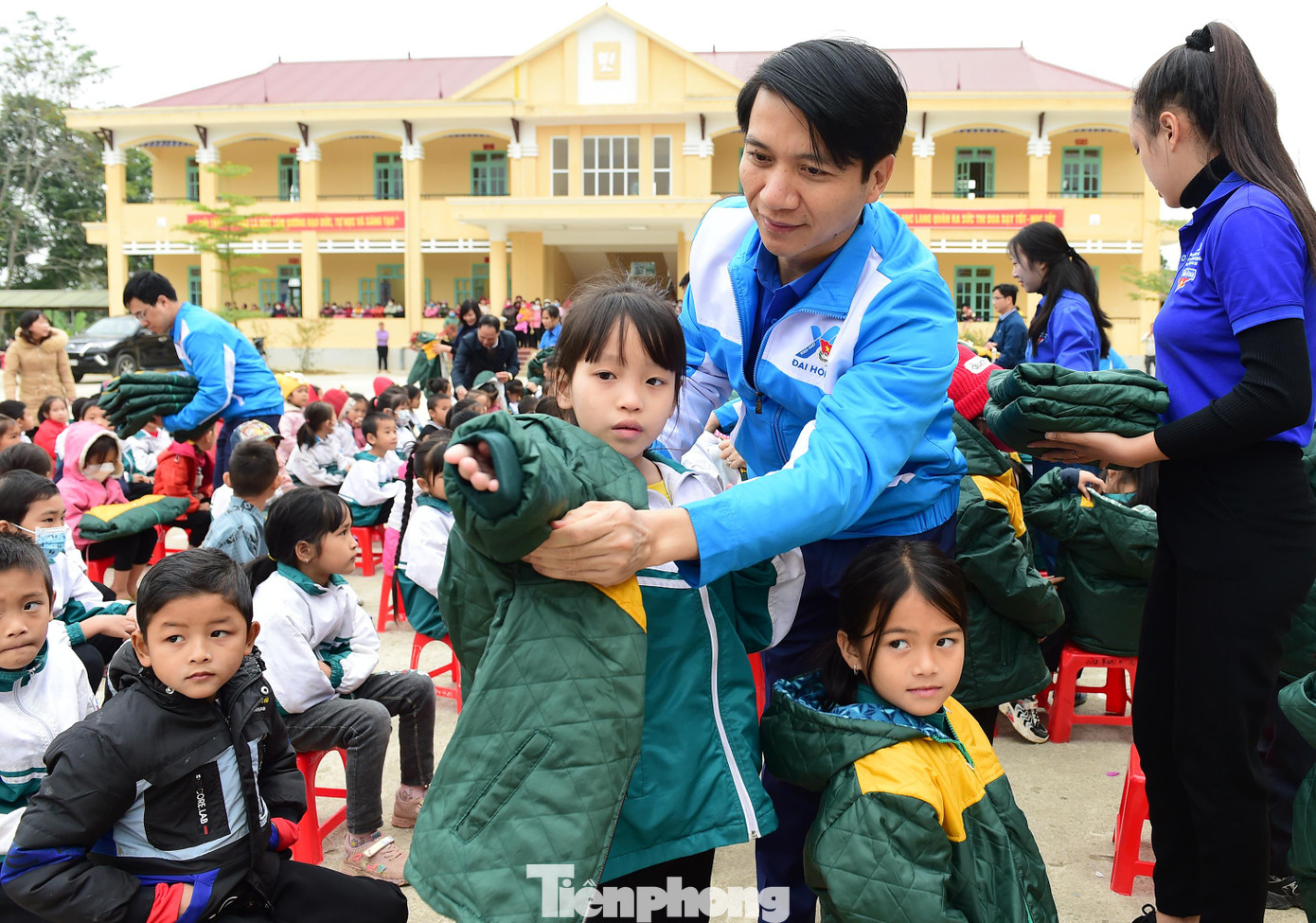 Ban Tổ chức tặng áo ấm cho học sinh