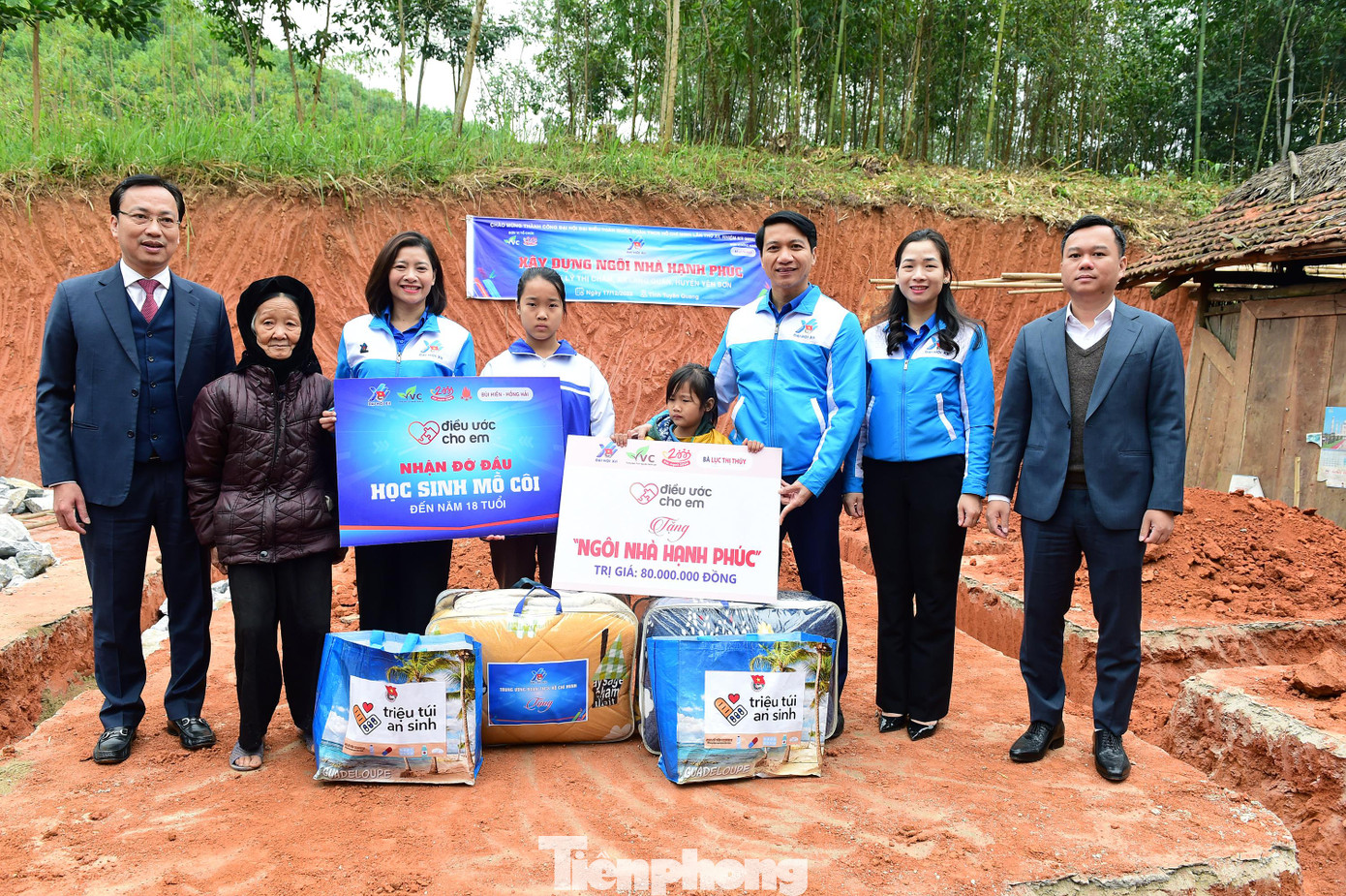 Ban Tổ chức tặng quà và khởi công ngôi nhà hạnh phúc tặng học sinh mồ côi. Ảnh: Xuân Tùng