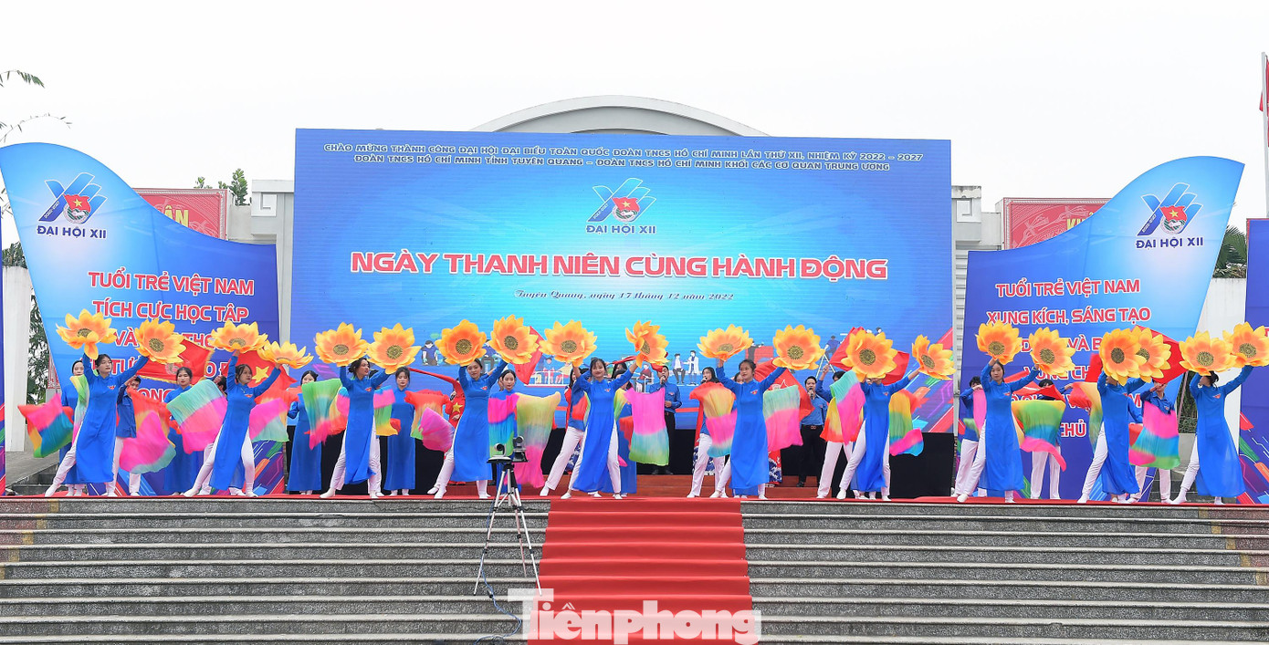 Chương trình văn nghệ mở màn chương trình tại Tuyên Quang. Ảnh: Xuân Tùng