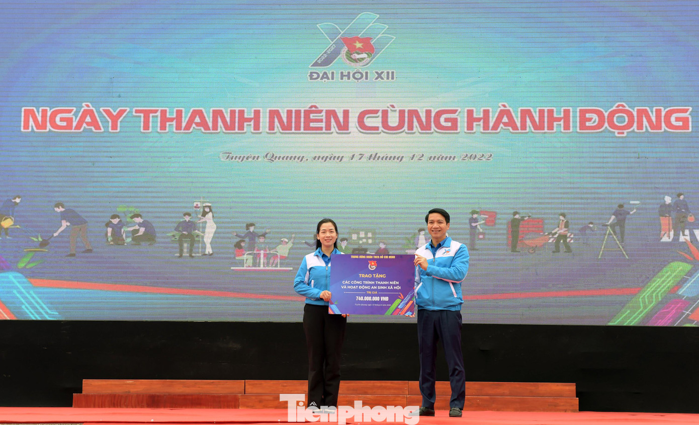 Anh Nguyễn Ngọc Lương trao biển tượng trưng các công trình, phần việc. Ảnh: Xuân Tùng