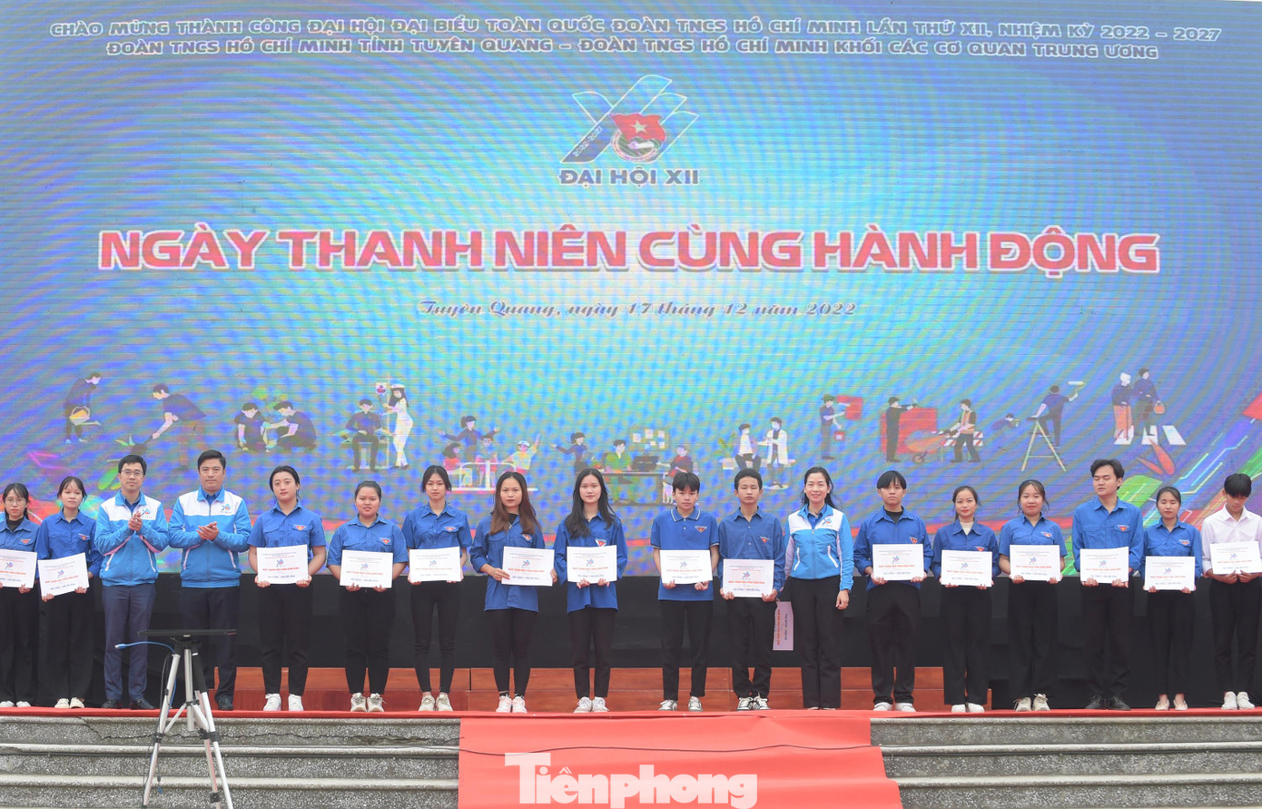 Sinh viên vượt khó nhận khen thưởng tại chương trình. Ảnh: Xuân Tùng