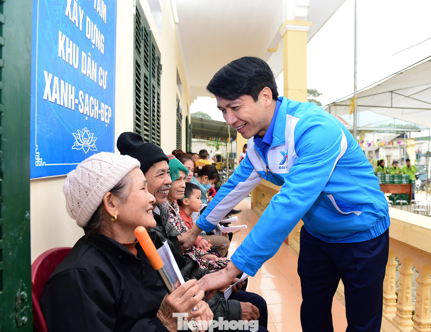 Anh Nguyễn Ngọc Lương - Bí thư T.Ư Đoàn, Chủ tịch T.Ư Hội LHTN Việt Nam thăm và tặng quà người dân tỉnh Tuyên Quang. Ảnh: XUÂN TÙNG