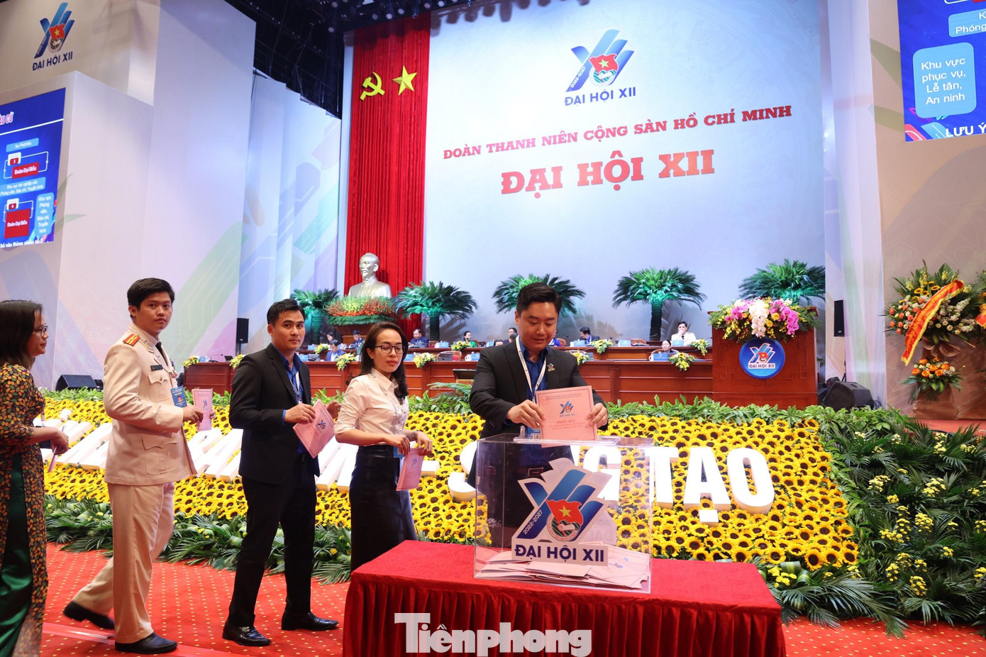 Đoàn Chủ tịch và các đại biểu bỏ phiếu bầu Ban Chấp hành T.Ư Đoàn khóa XII Đoàn Chủ tịch và các đại biểu bỏ phiếu bầu Ban Chấp hành T.Ư Đoàn khóa XII